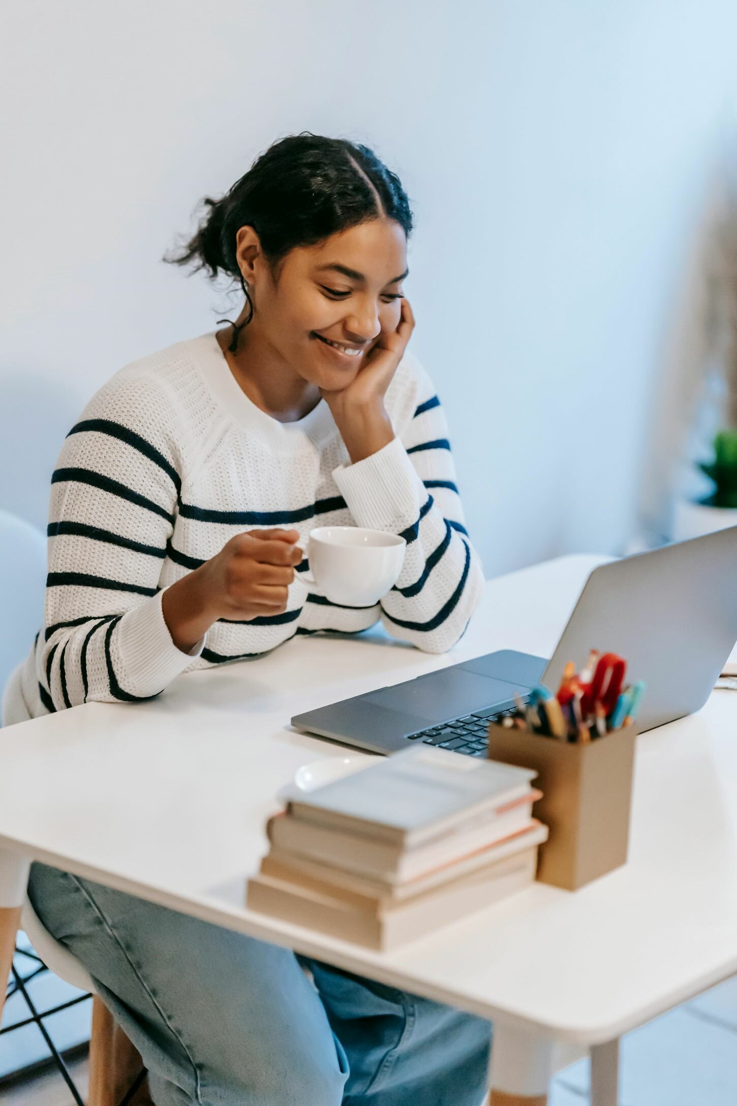 stockphoto-girl-sitting-at-desk.jpg