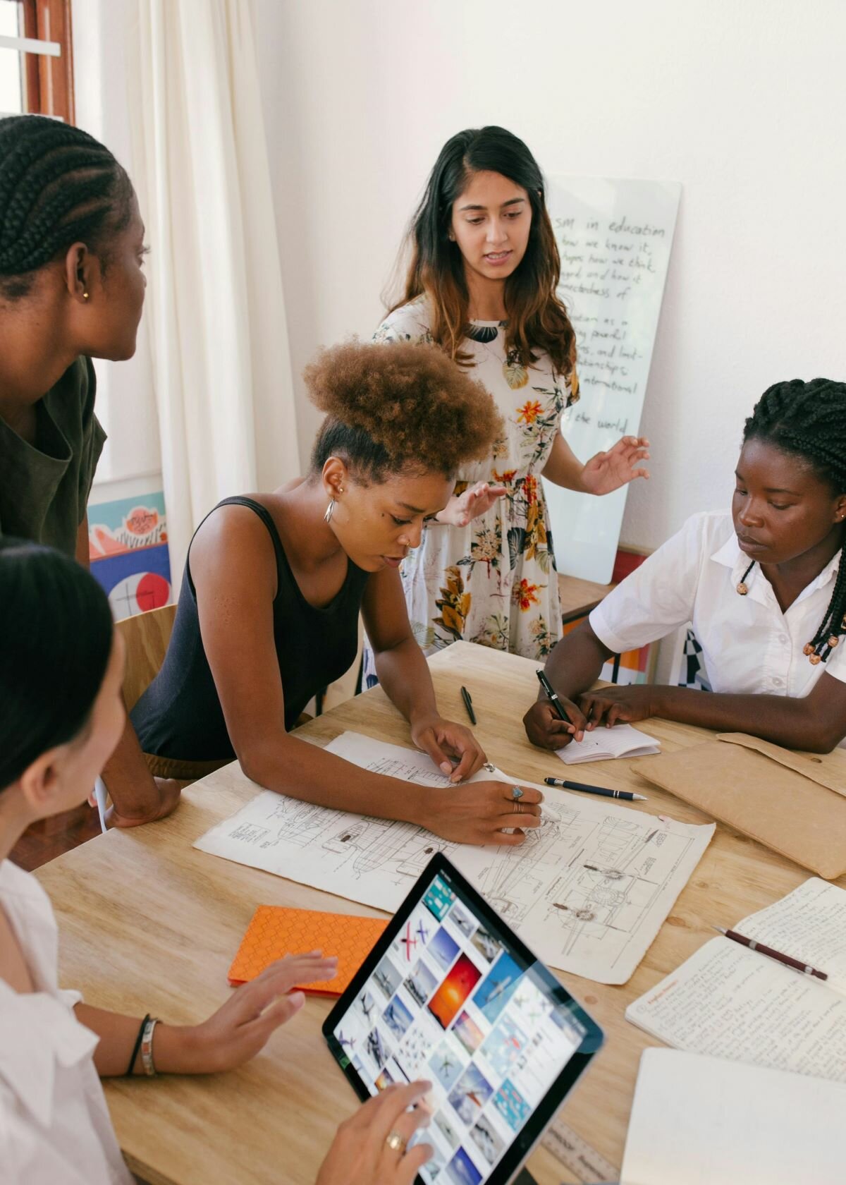 stockphoto-girls-working-together.jpg